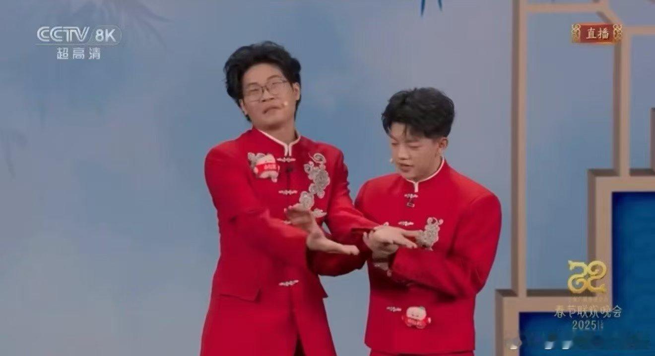 漫才兄弟好笑  圈粉！春晚舞台上，徐浩伦和谭湘文的无厘头漫才太绝，反诈话题+羊蝎