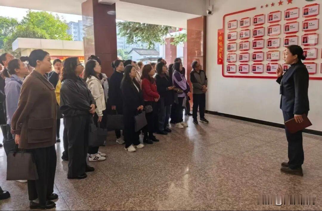       下午14:30，参训教师们准时抵达汉八中南校区，一场沉浸式的校园观摩