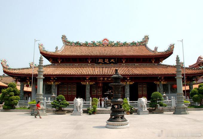 【开元寺】开元寺位于广东省潮州市区开元路。前身为荔峰寺，唐代开元二十六年(738