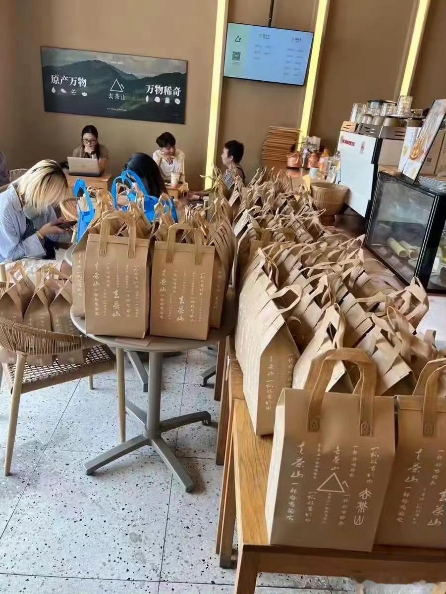 #杨紫请300位粉丝喝饮料#杨紫好大方啊！#杨紫让粉丝注意保暖#已经不止一次请粉