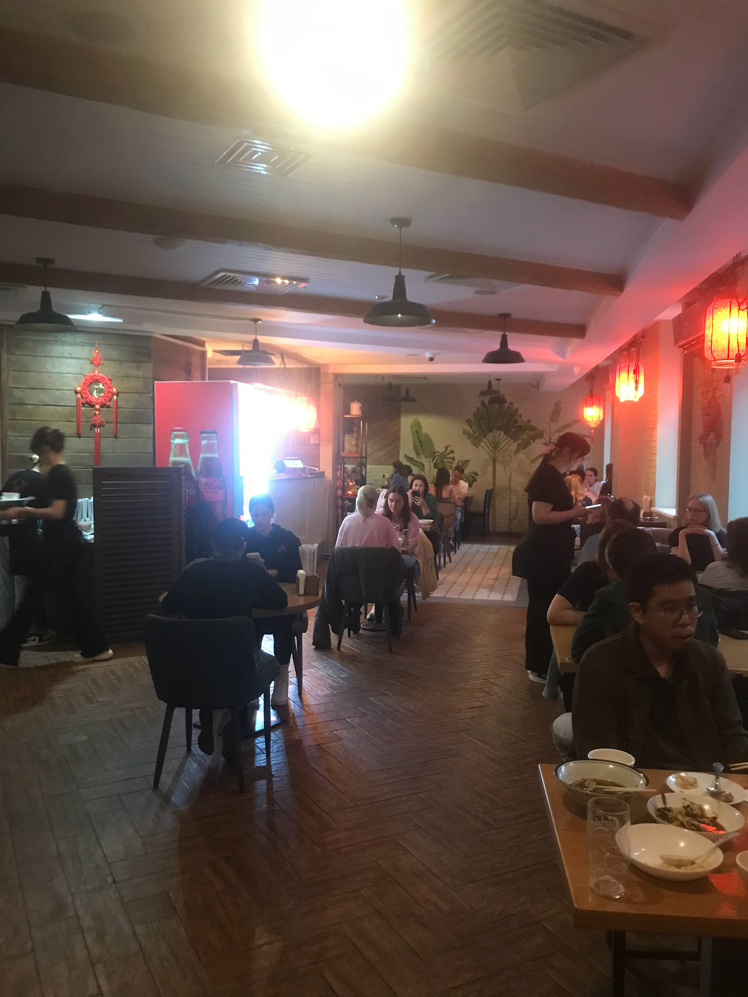 基辅这家中餐厅人声鼎沸，还听见说韩语的，战后要开一家。  ​​​