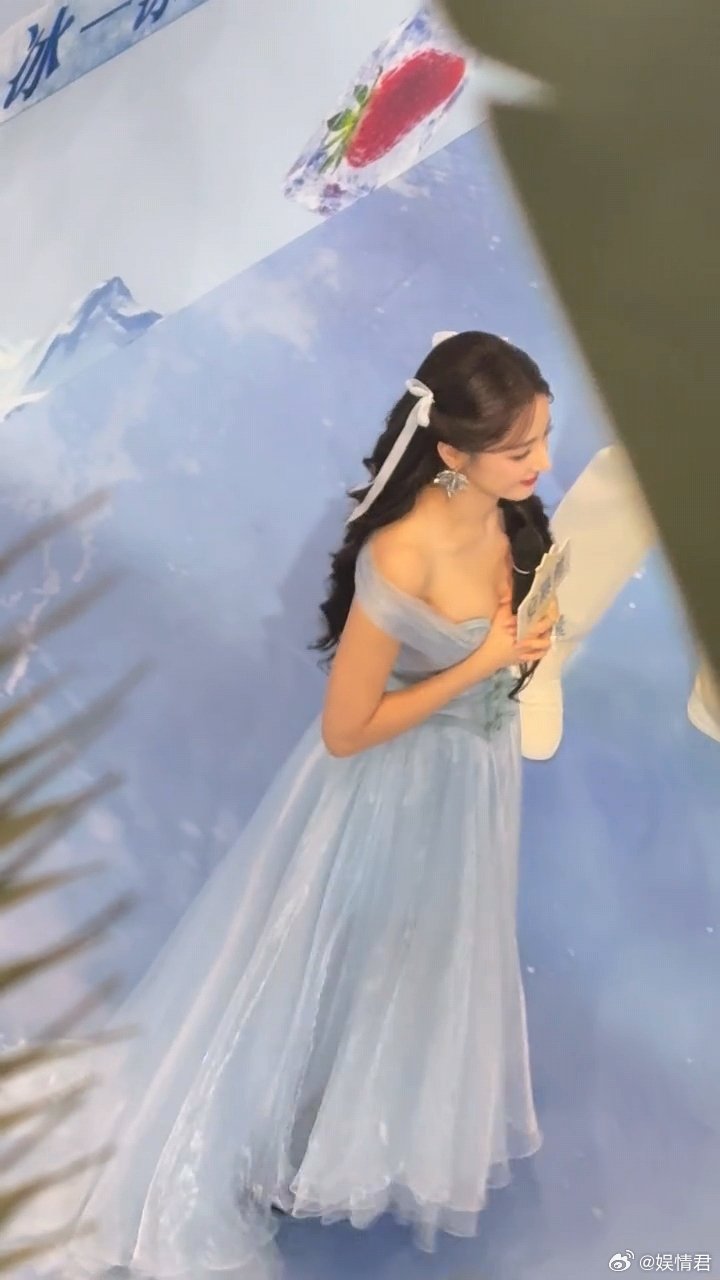 迪丽热巴美得流光溢彩迪丽热巴流光溢彩的美好漂亮的裙子啊，好仙，在灯光下一闪一闪的