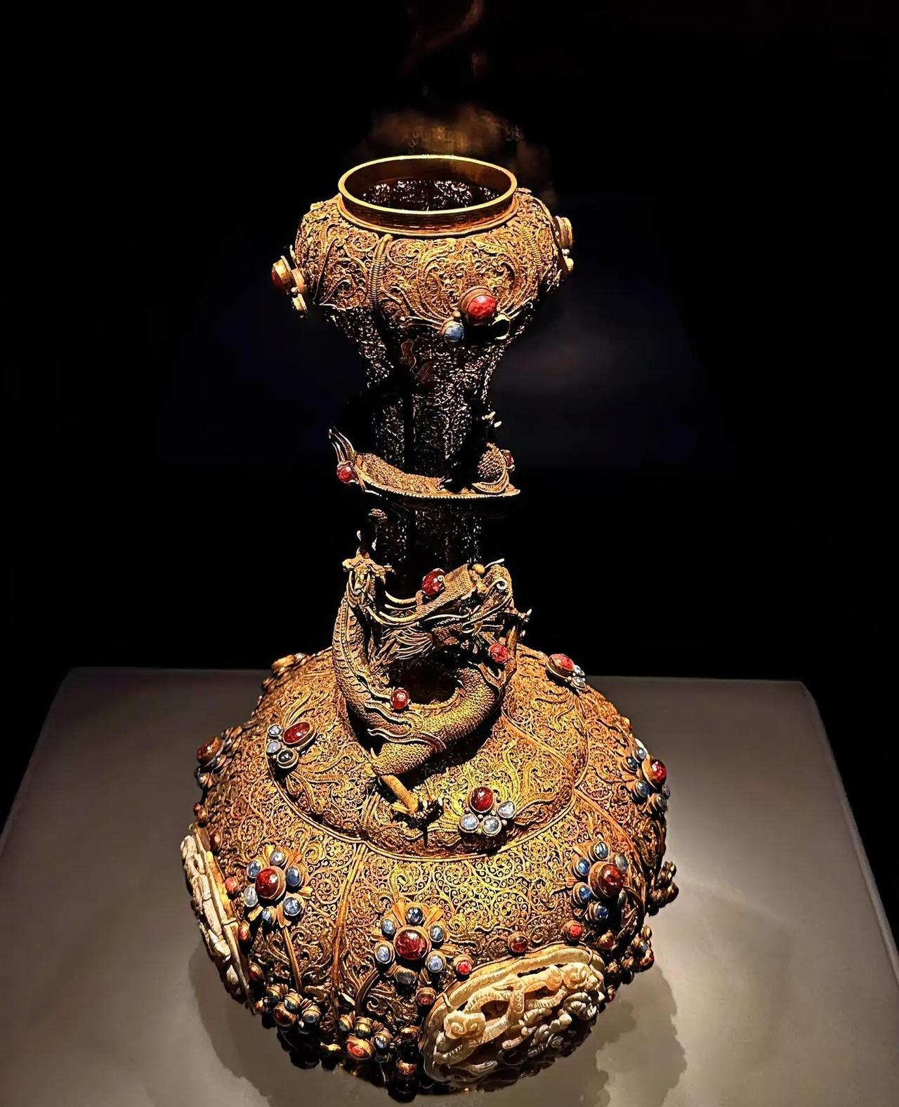 '我翻出个怪东西，有人认识吗？、
家人们谁懂啊！我收拾东西翻出个老物件，长得怪模