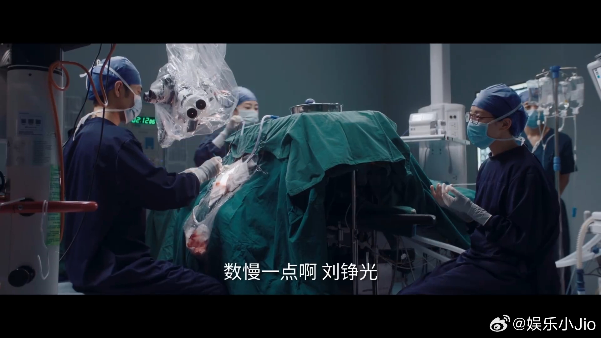 习惯了刘铮亮在手术台上从容冷静的样子，独处这场戏解锁角色另一面，安静沉默，情绪淡