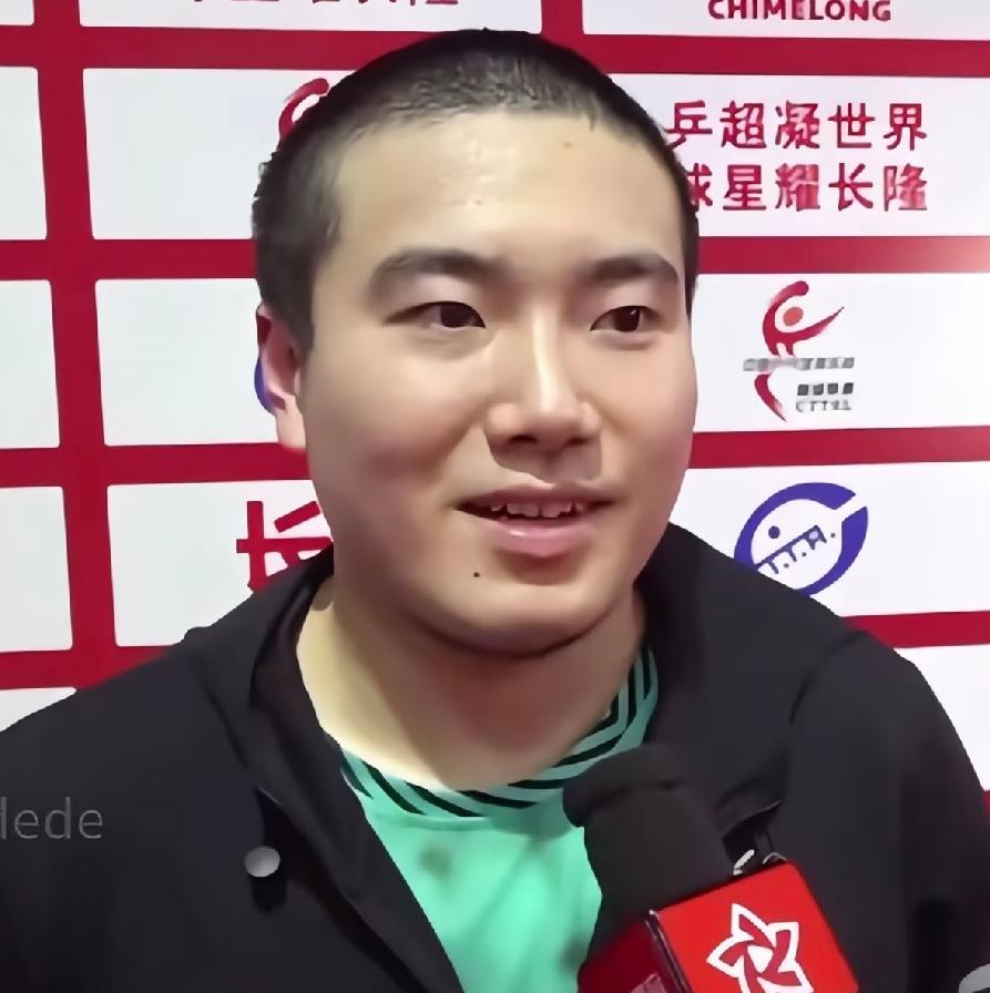 不比不知道，一比吓一跳，
这爷俩真是惊人的相似。
凉皮不哭了，
你的痛苦你老爸早