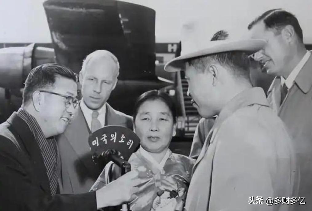 朝鲜头号飞行员带着10万美元驾米格-19叛投韩国，换来的是老母等7名家人在机场跑