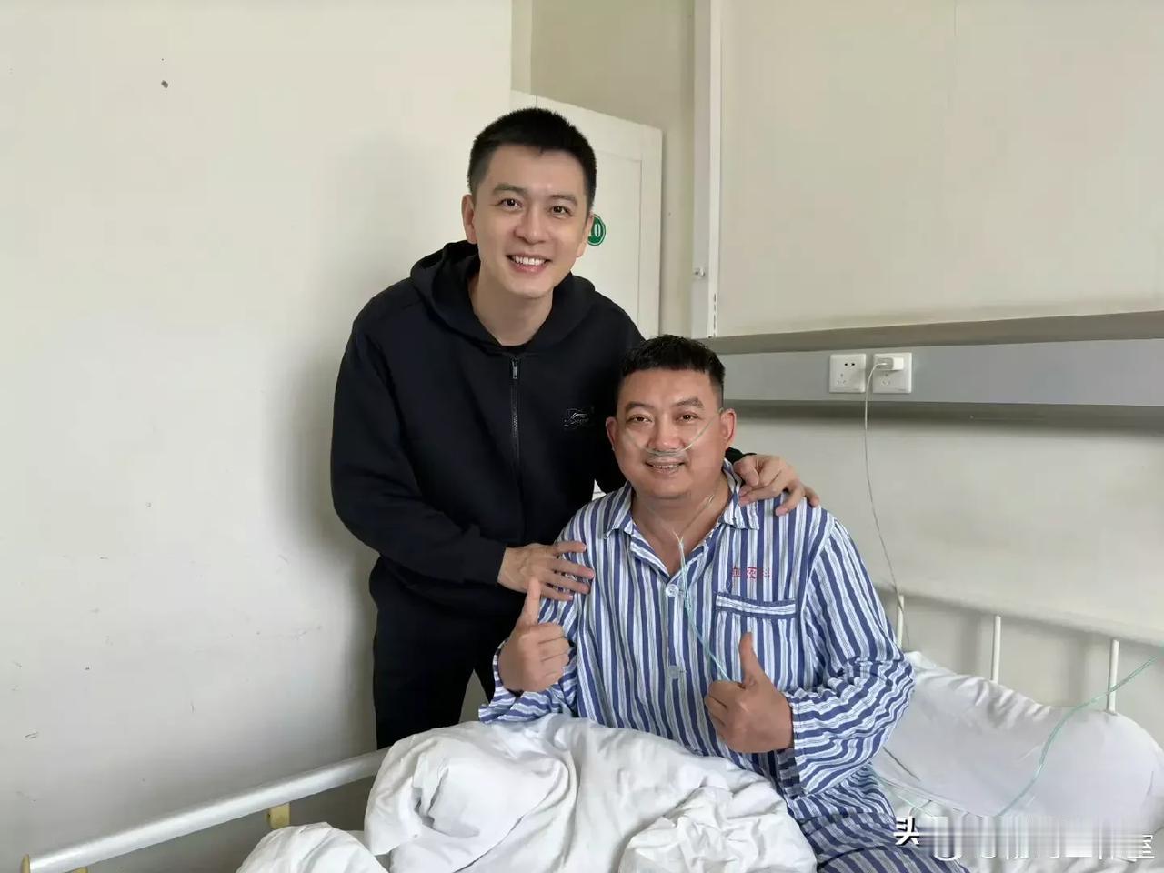 兑现承诺！夺冠后，辽宁男篮主教练杨鸣去看望病重的辽宁球迷姜腾飞！
季后赛期间，危