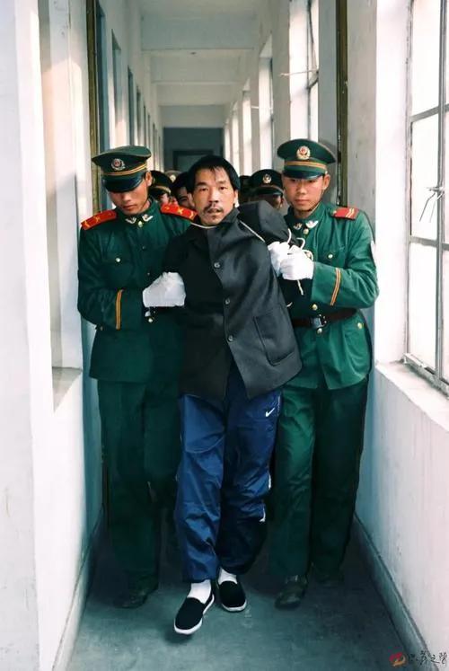 1999年，法子英被押赴刑场时，留下的一张老照片，镜头中的他已经被五花大绑了起来