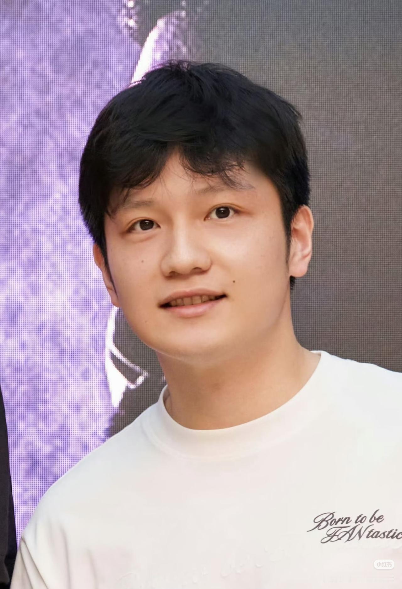 可可爱爱的发型💇，标准的帅哥🤵
💙🤍