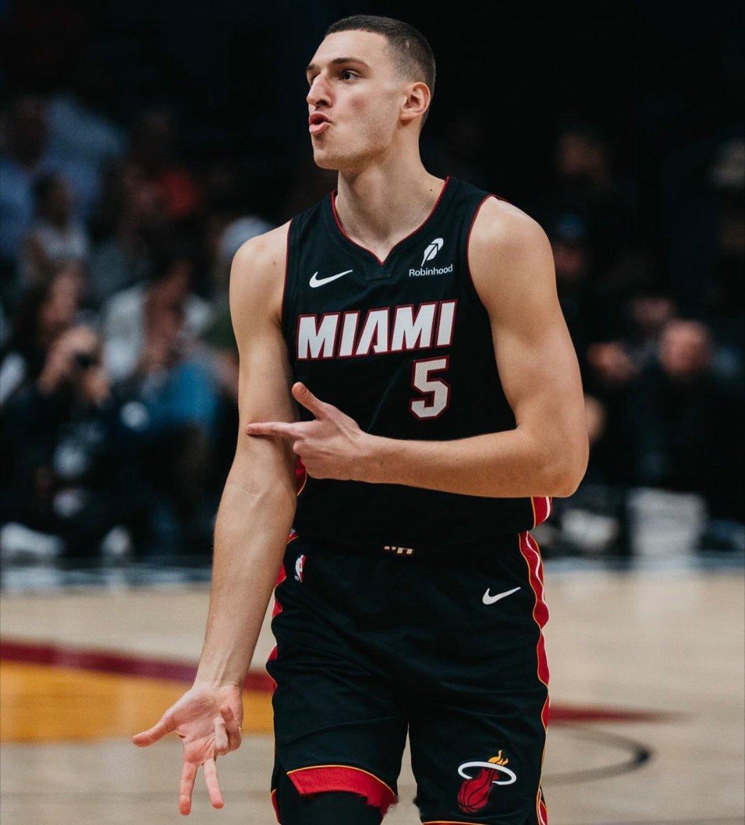 又是一场得分140+的大胜，赢的还是多年苦主掘金，可惜的是拉帅和约老师受伤了，好