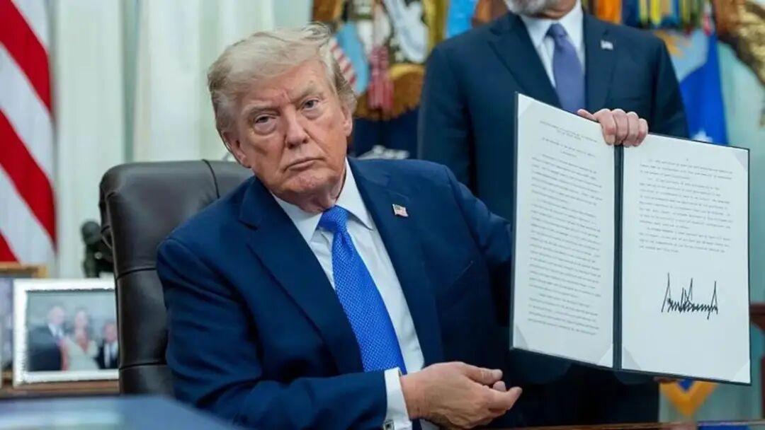 特朗普周四签署两项行政令，再次试图缩减美国的出生公民权。其中一项行政令扩大了对“