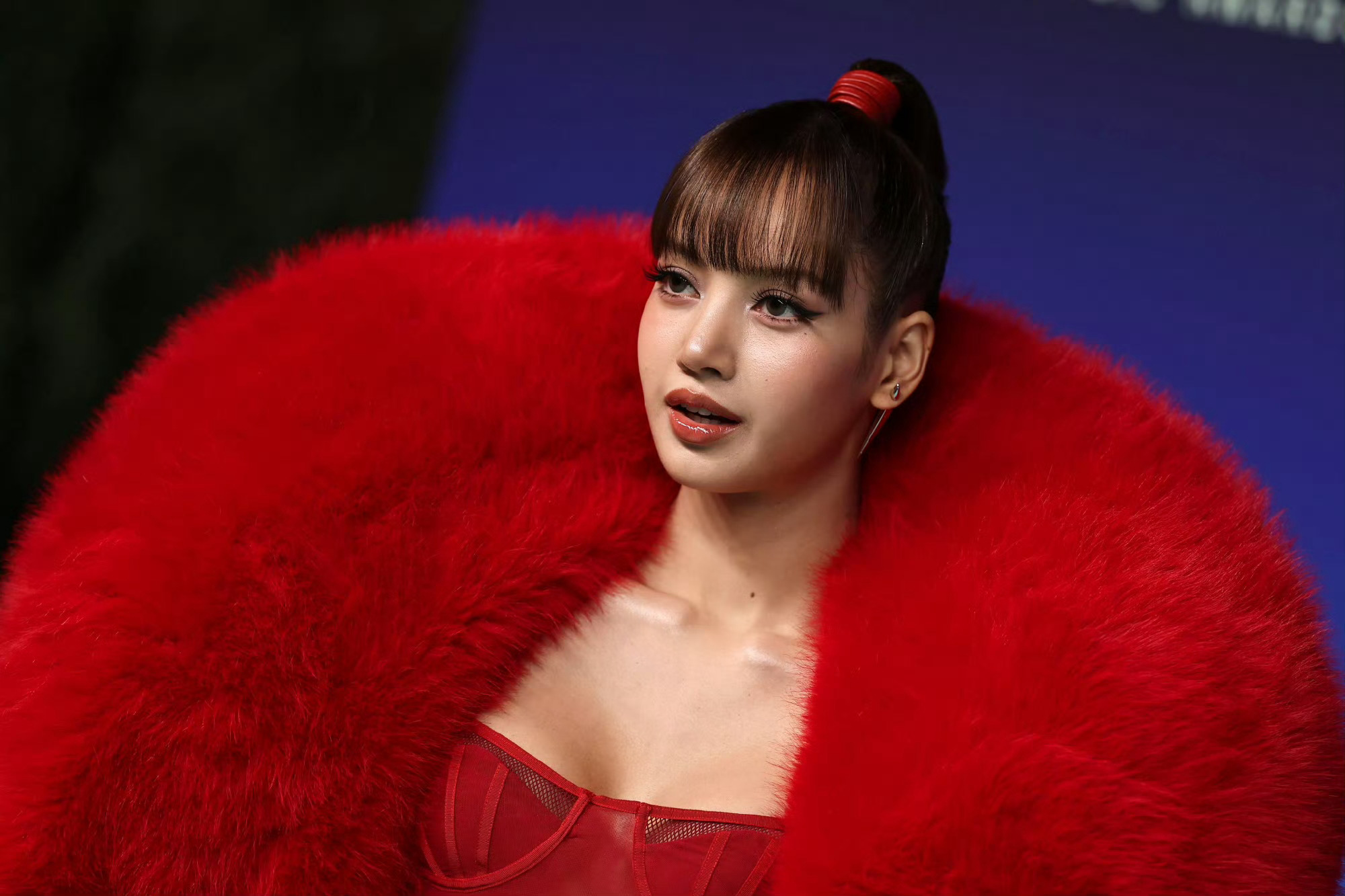 LISA 以一身红色造型亮相2026年 VMA 红毯，身着中国设计师品牌Quin