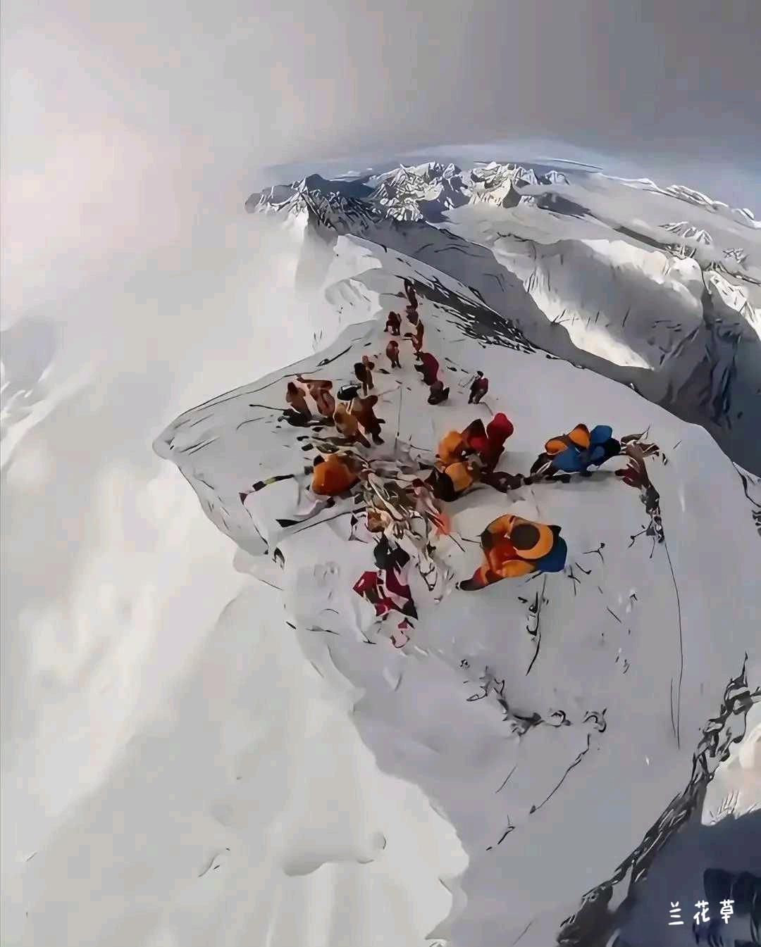 这就是珠峰峰顶。  
如此盈尺之地，为有那么多人为此付出哪怕生命的代价，值得吗？