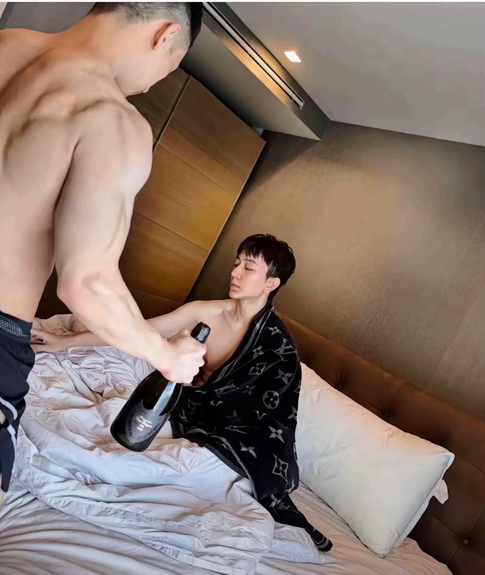 初代网红师洋过生日，在酒店和朋友庆祝🪅男朋友更是拿了红酒两人准备小酌一杯，师洋