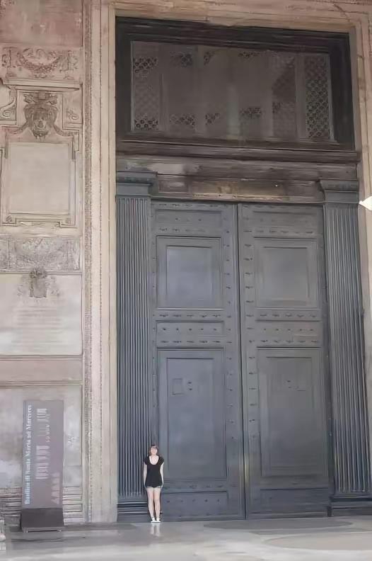 一直好奇为什么古代的门要建得这么巨大…… 
