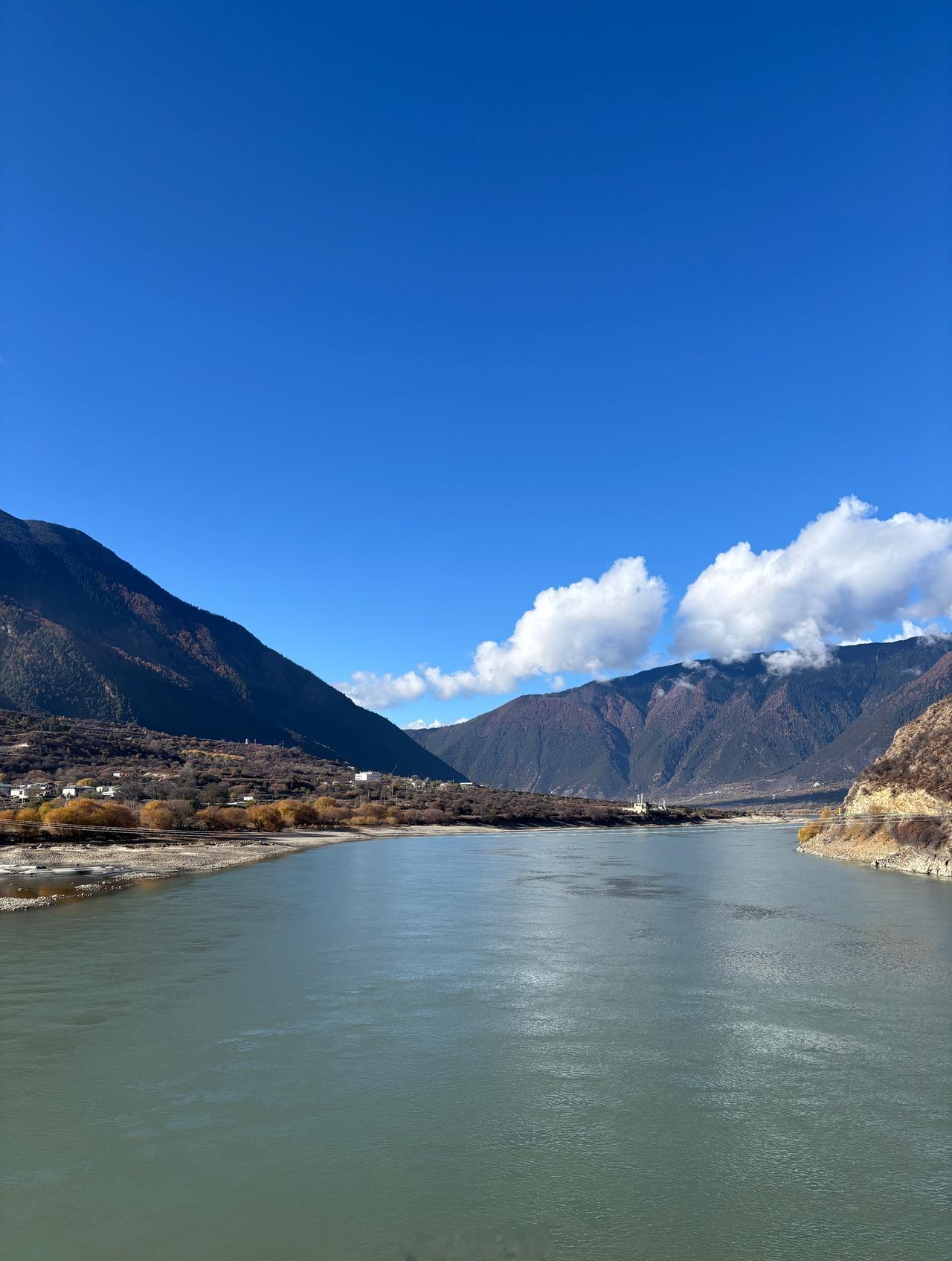 今天我们从海拔2900的林芝一路开车到拉萨，路过米拉山口的时候海拔有五千米，当时