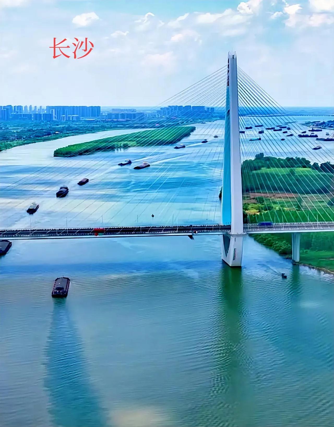 长沙的这个地方看起来是不是有点像长江呢？虽然没有长江那么宽，但流域的方式确实挺像