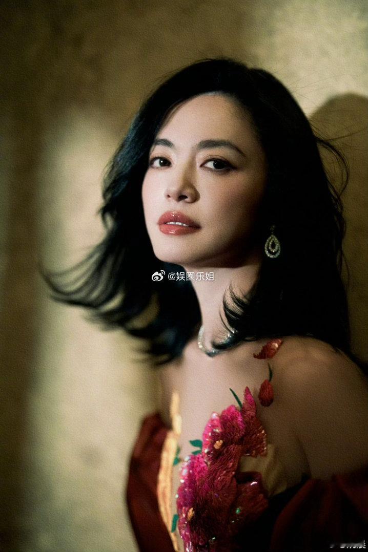 离婚几年了突然官宣，告知全网，肯定不会是无缘无故的，就看看是谁先有好消息吧～～～