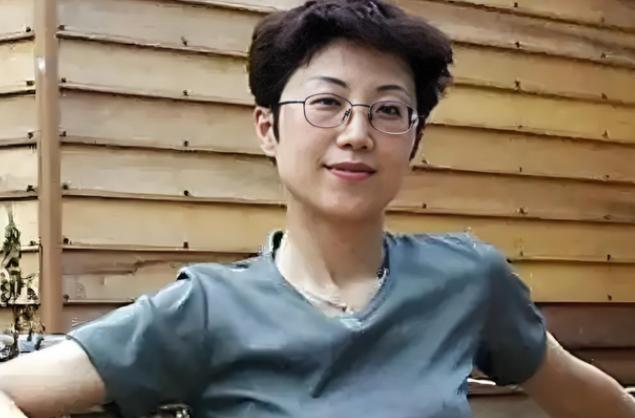 她持美国绿卡带着丈夫和 5 岁儿子回国探亲，返程在北京首都机场准备离境时，被国家