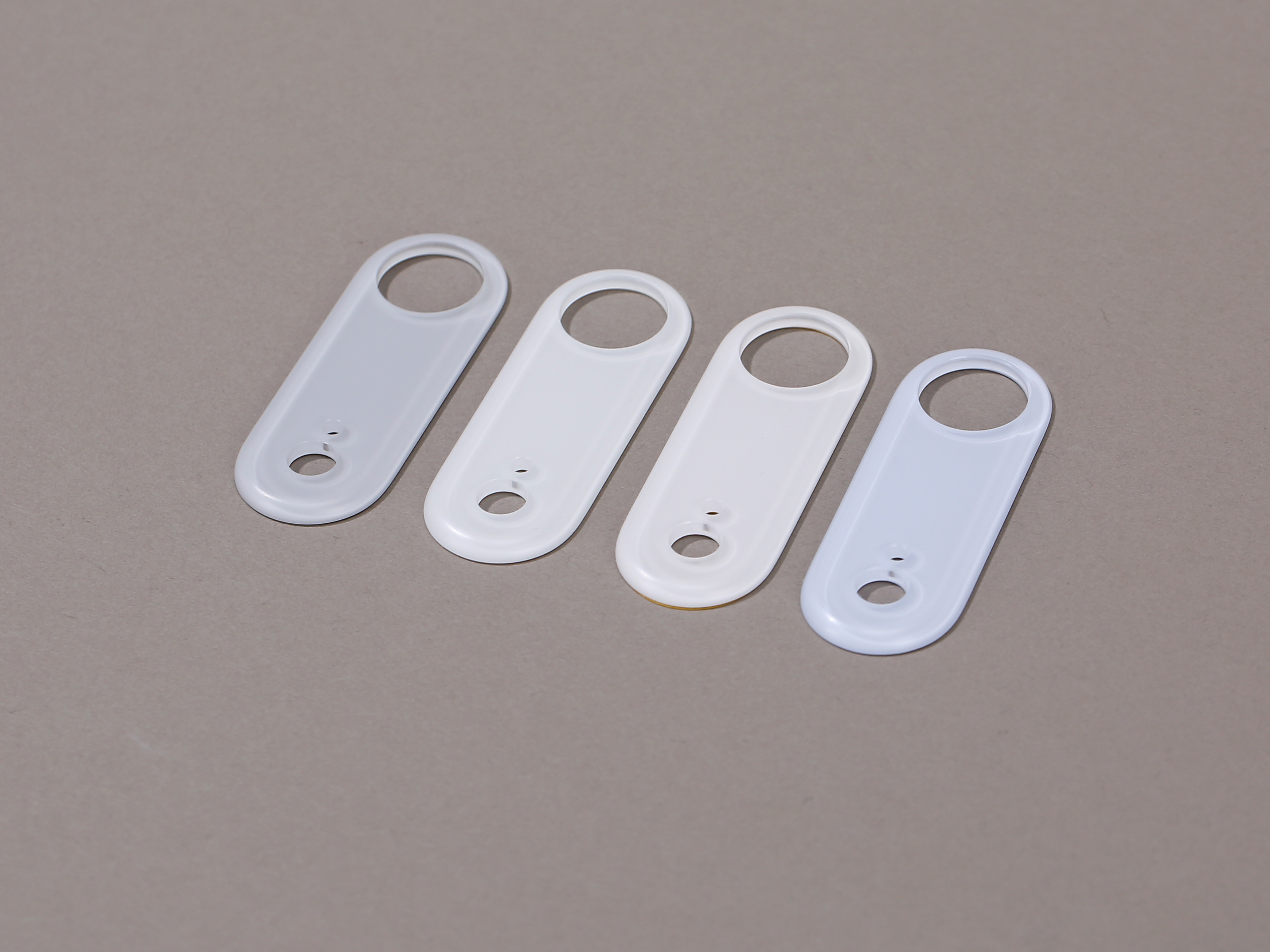 这要不是放一起，确实都像是白色左边是冷灰，左二白色，右一是浅蓝白，右二是浅金。 