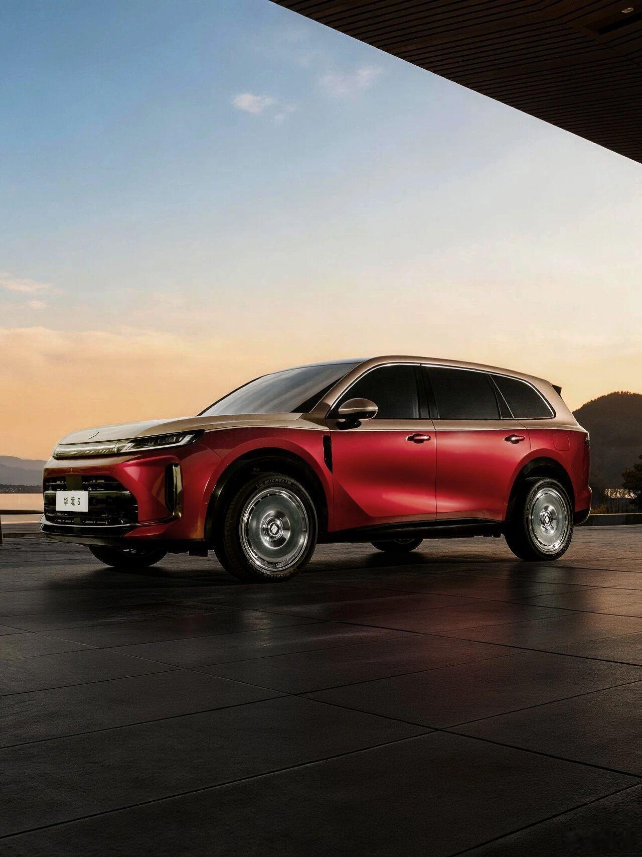 别的不说，路上遇到这种尺寸+这样双拼色的大车，真以为是劳，高低得让它一让华境S最