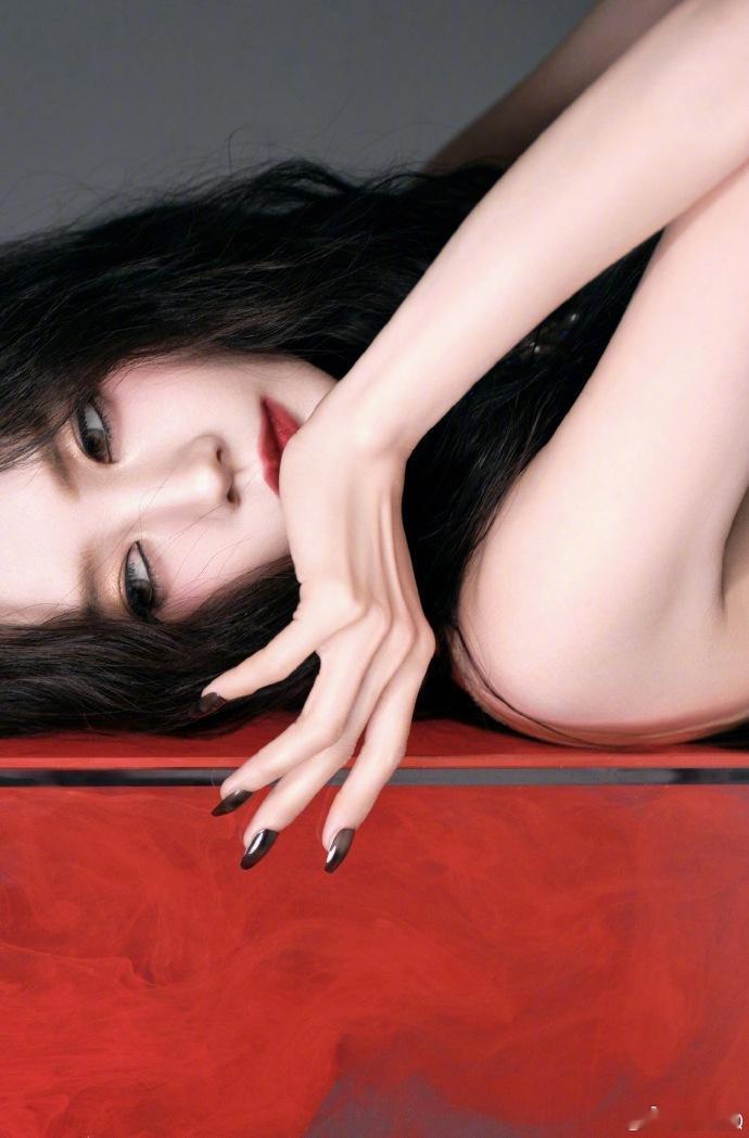 李一桐邪恶恶女妆  李一桐出道十周年了 十年深耕荧幕，既能驾驭温婉小白花，也能 