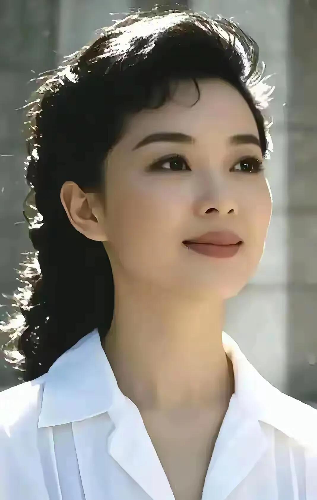 美人迟暮，仍然是美人，她的气质太棒了，看过去比很多女明星的颜值都要高。大大的眼睛
