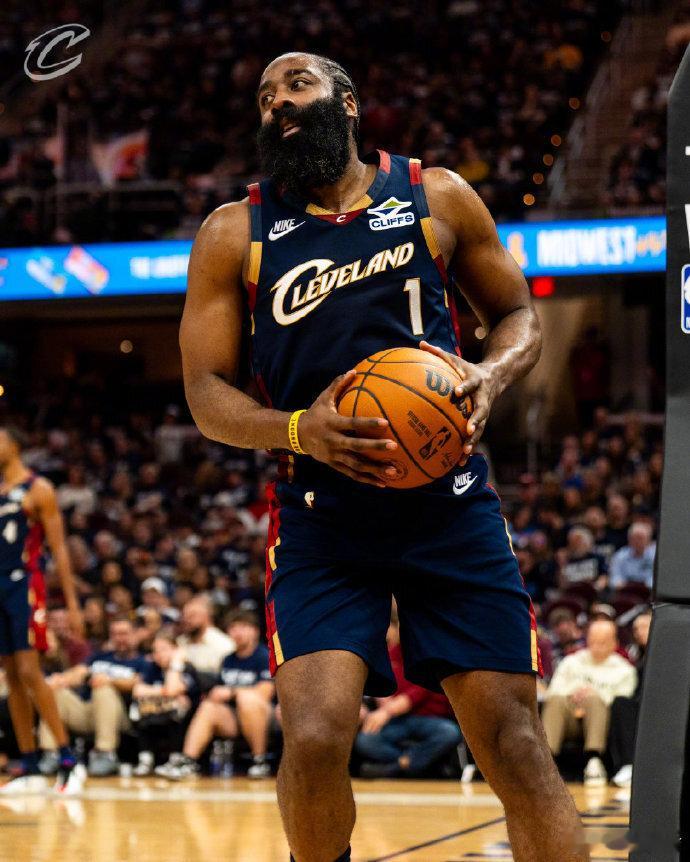 骑士1比0猛龙NBA季后赛首轮，骑士126-113击败猛龙，拿下系列赛开门红。米