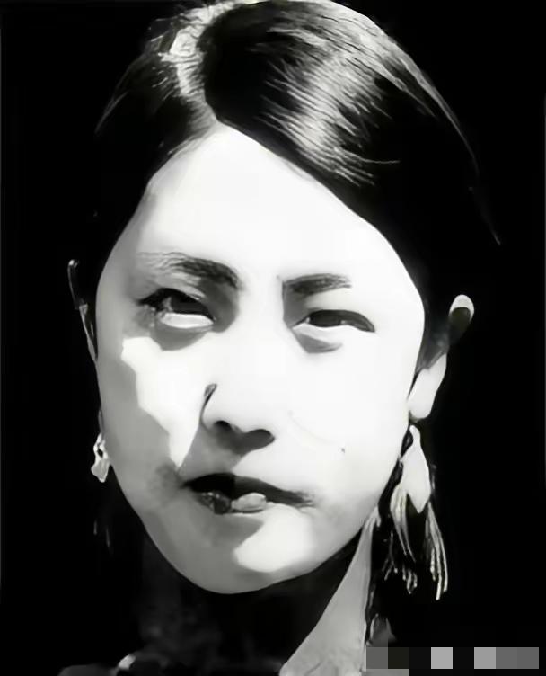 一脚踹开门，冲进去
 
这就是赵伊兰，为杨靖宇将军报仇的那个夜晚。
这事儿不是一