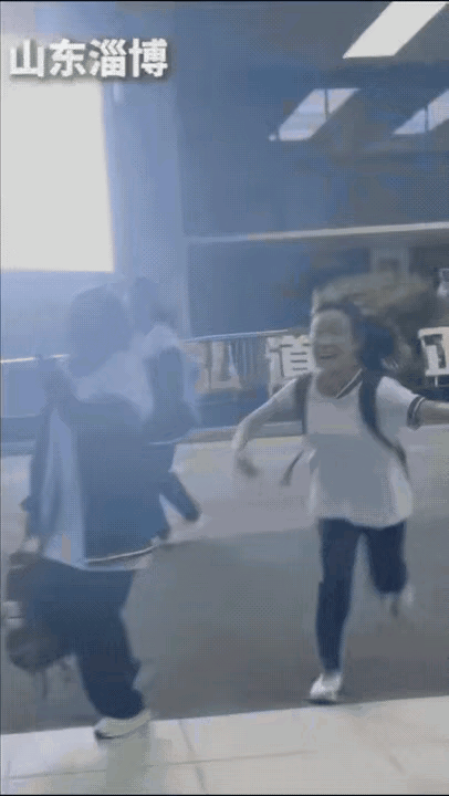 “没想到火上人民日报了！”女生放学刚走出校门口，突然她跑了起来，原来在人群中看到