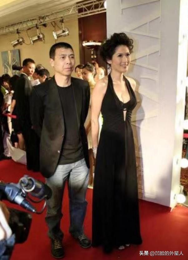 2009年，冯小刚带着沈星回自己的公寓，一直待到第二天早上才悄悄地离开，事情曝光