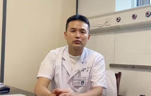 “简直就是禽兽！”2022年，湖南农民张爱国因直肠癌做了大便改道手术。谁知，他痊