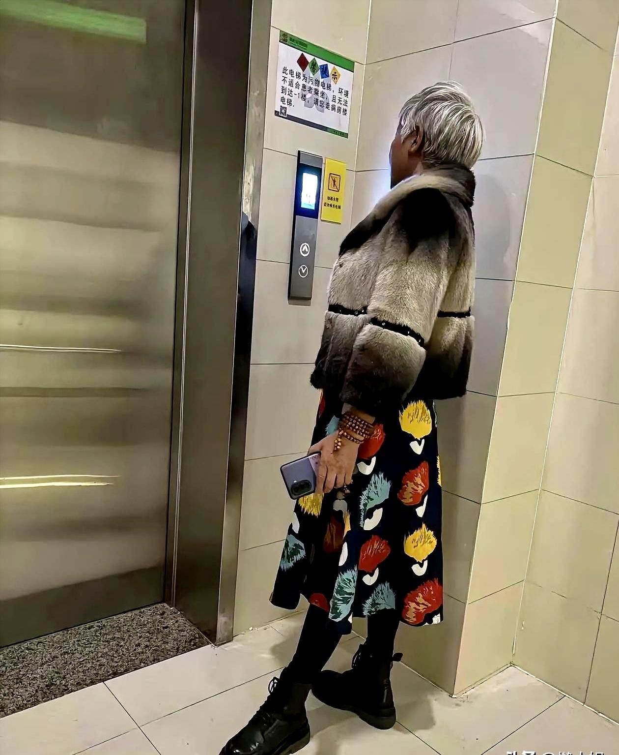 人到中年我才悟透：越是怕被人说闲话，越要穿得花枝招展！
 
你是不是也一样？看着