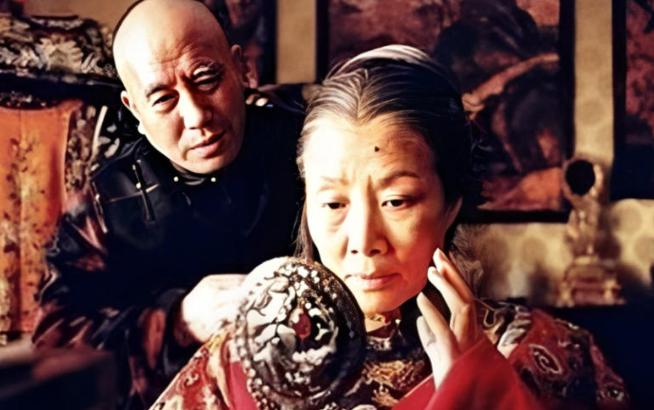 慈禧每次洗澡后，只留李莲英一人伺候。而房间里不时传出喊痛，一位小宫女偷掀帘子，这