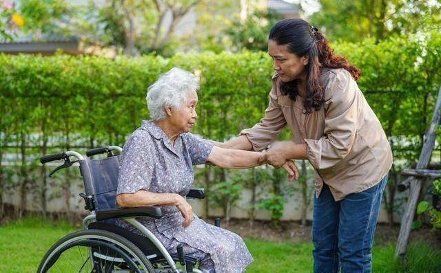64岁的我，全年无休伺候88岁老母亲，没人替换的日子，真的快撑不住了
 
人到六