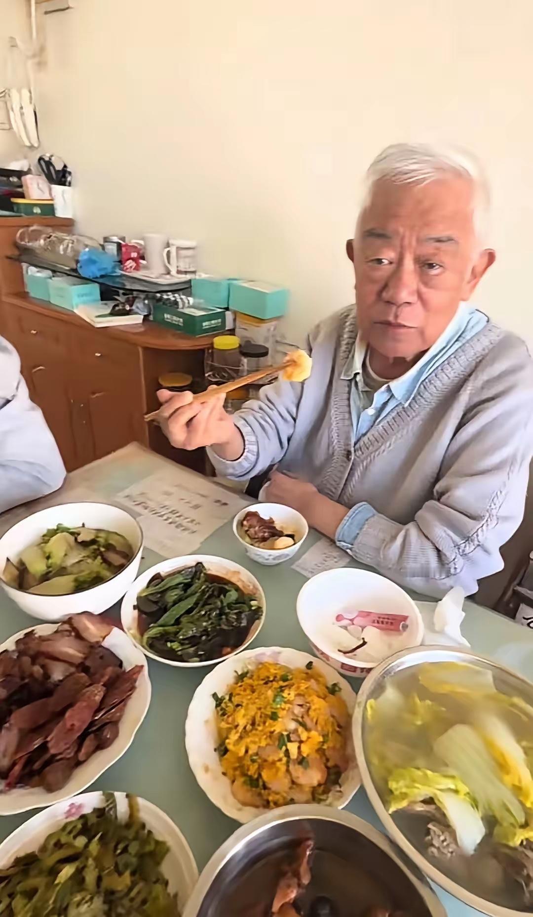 高明老师不容易，经历了丧子之痛，白发人送黑发人，儿子走一年多了。从表情上看，高老