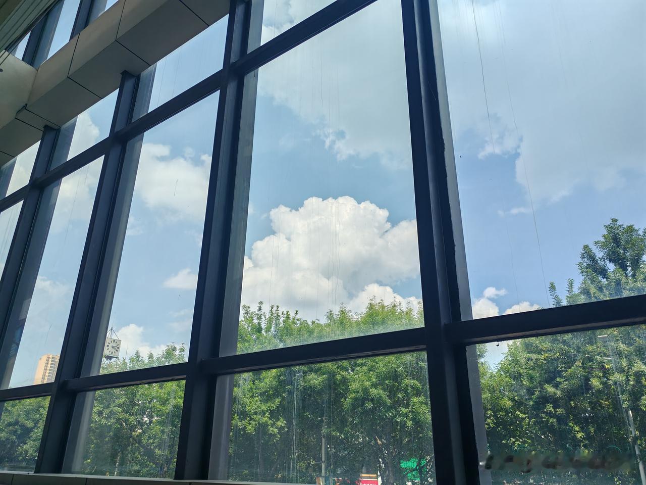 晒图笔记大赛只看天感觉没什么，这大窗户，很有感觉。