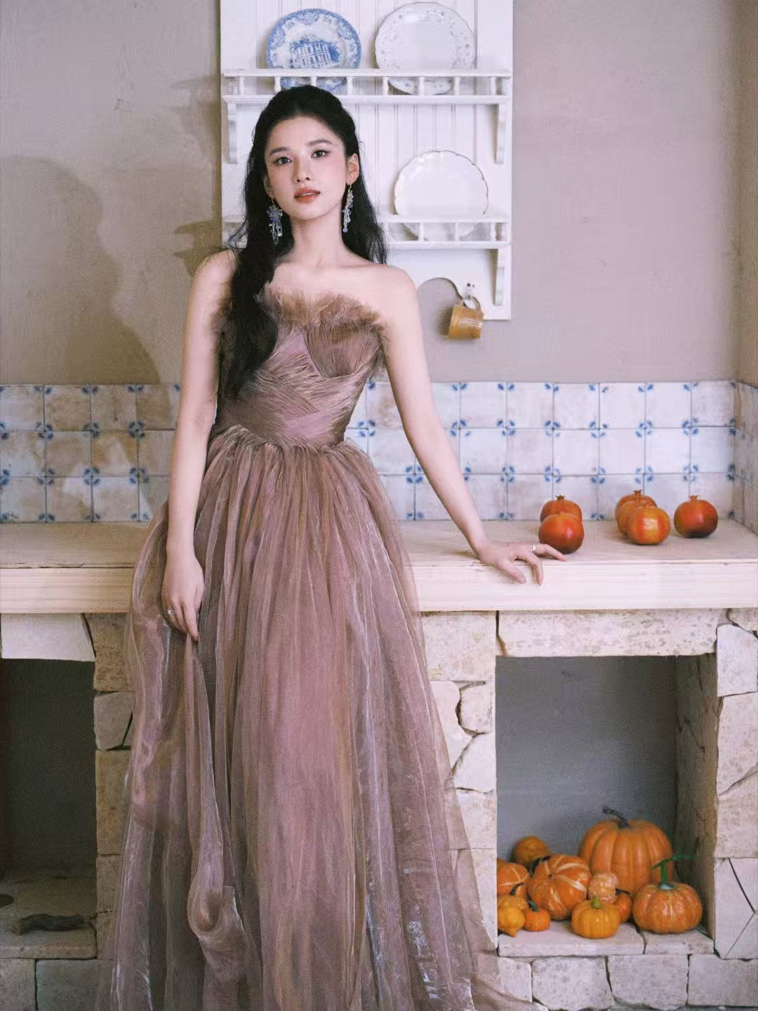 张婧仪被夸到害羞捂脸光晕缱绻环绕着缓步走来的张婧仪，耳边不断响起赞美之声，她害羞