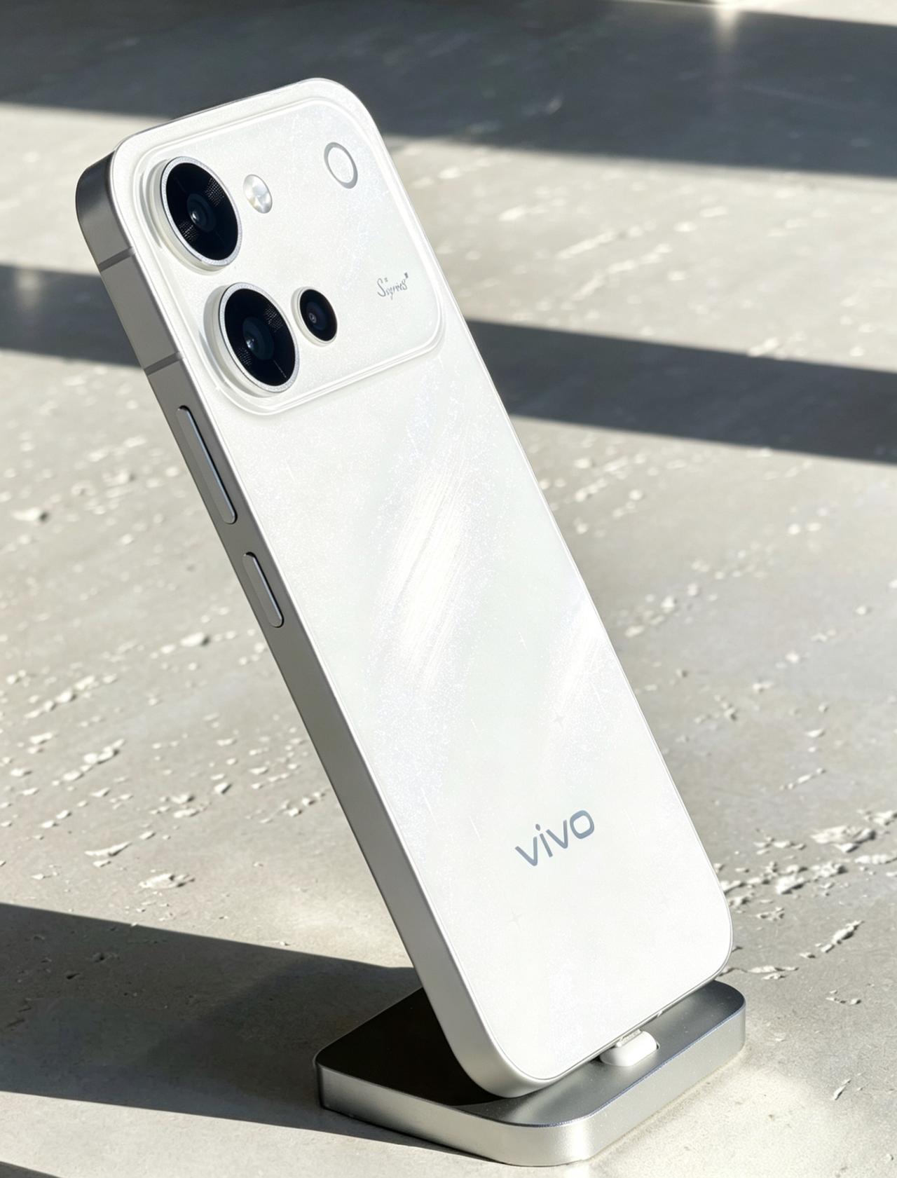 vivo S60发布会现场，选在了三亚陵水海滩边，真机已经提前上手了，直角色边框