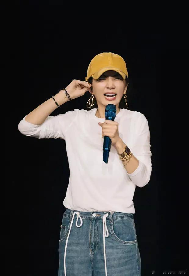 王心凌演唱会邀请ella作为嘉宾出场，ella桦晒出二人舞台同框合照，照片中陈嘉
