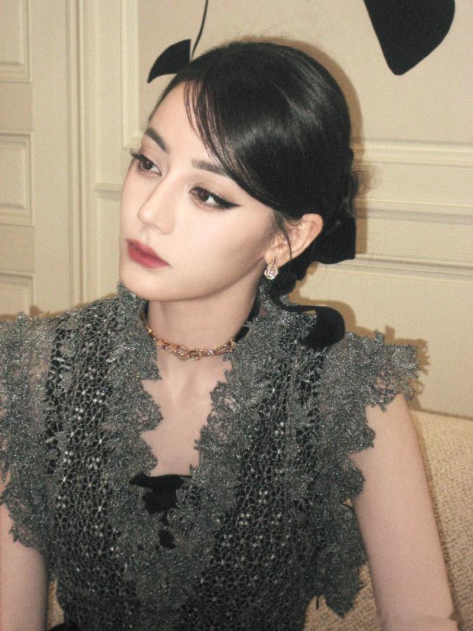 迪丽热巴女王蝴蝶结比心  迪丽热巴蝴蝶结比心图 迪丽热巴女王的蝴蝶结比心图，就如