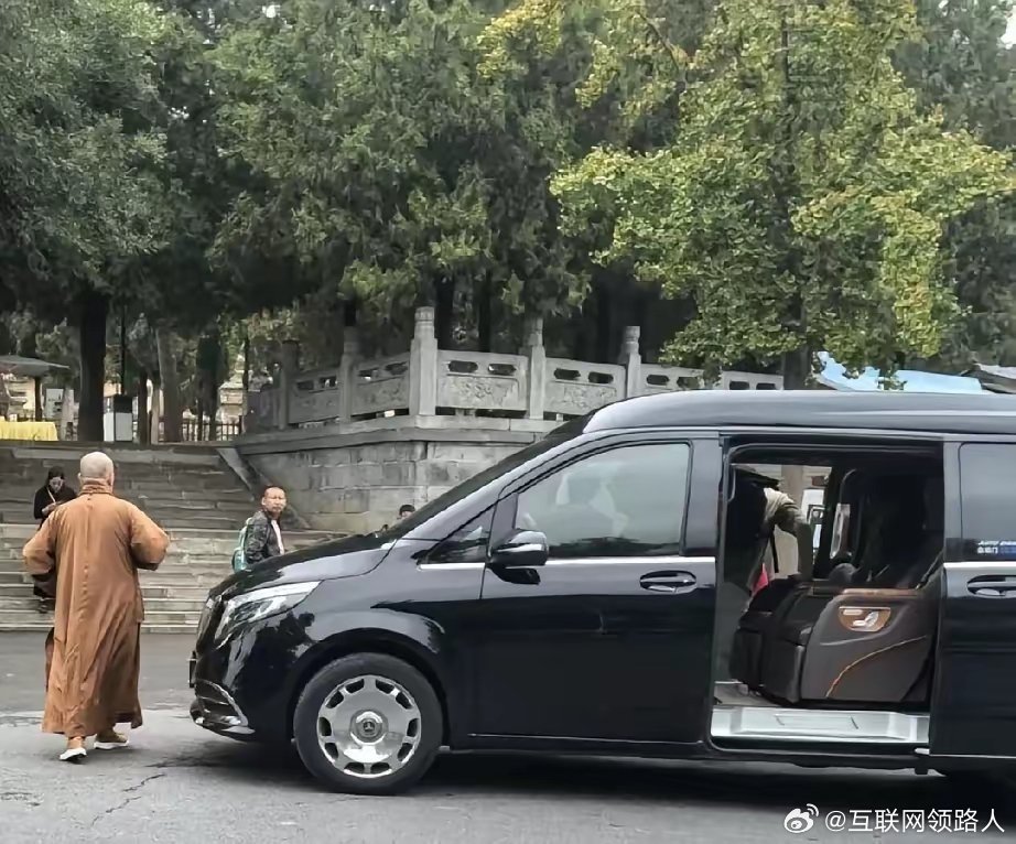 这是大和尚释永信日常代步车，车牌号码尾号是888，能拿到这样车牌的，可谓非富即贵