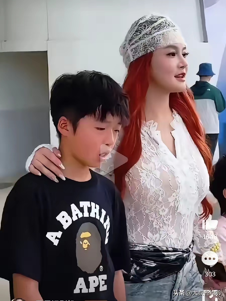 “衣品真差”、“这应该是冉莹颖穿得最保守的一次了吧”、“牛仔配白丝，天啊！这简直