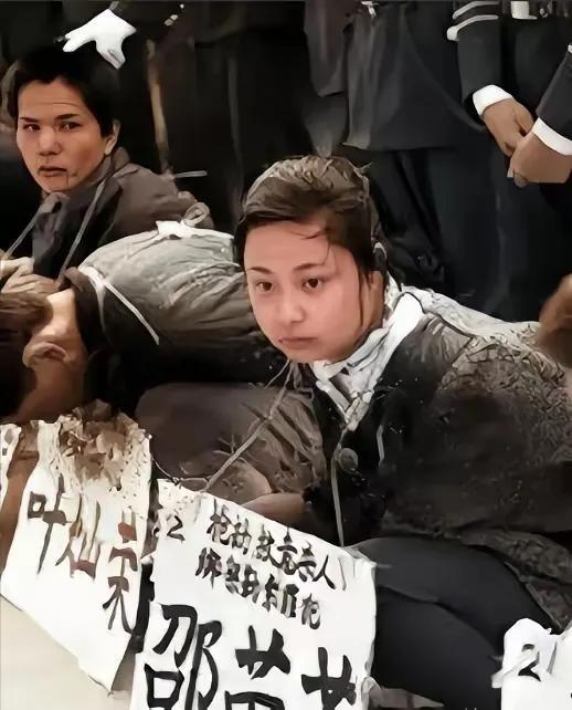 1995年东莞刑场，25岁女死刑犯邵苗苗蹲坐在地，静候死刑。她面容呆滞，双手反绑