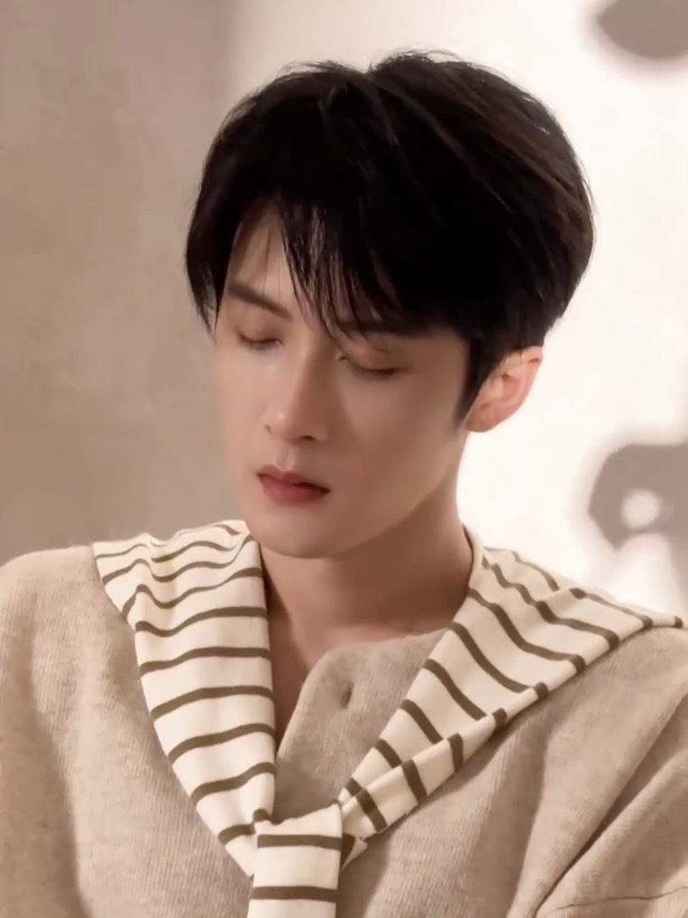 来我怀里睡🥺🥺🥺 ​​​