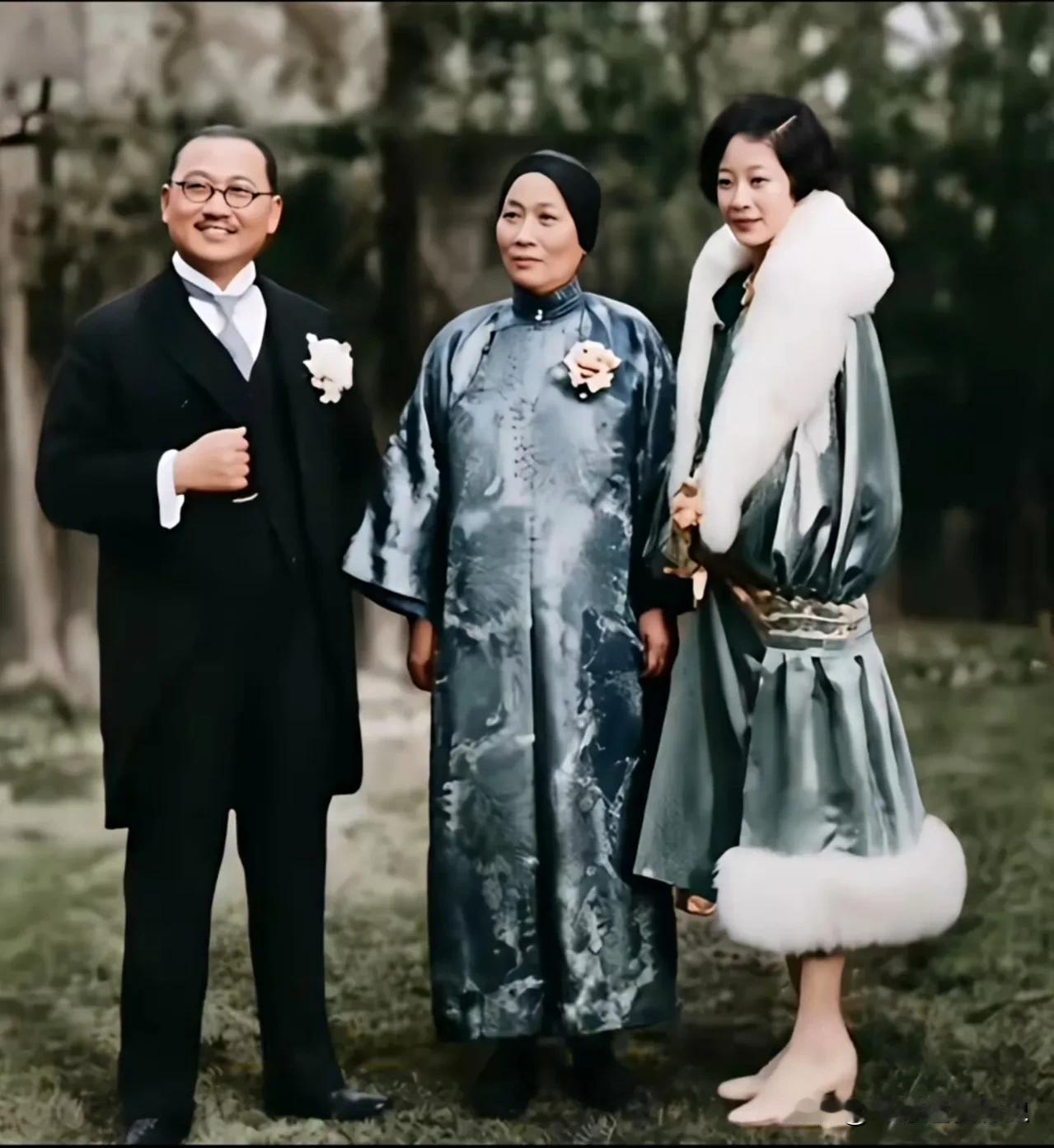 1928年，庭院里草木清幽。一张老照片，定格了孔祥熙、岳母倪桂珍与宋子文夫人张乐