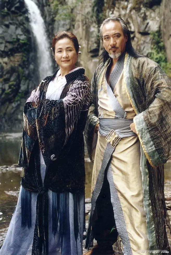 #徐少强去世# 水月洞天里的尹仲/徐少强和龙婆/郑佩佩都走了，2004年的剧整整