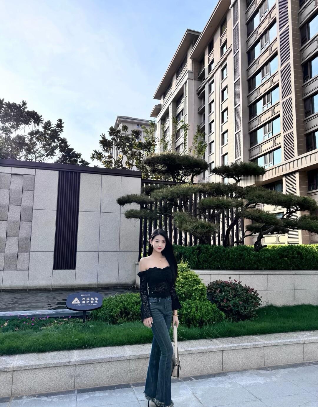 都市时尚少女，漫步在现代建筑间，享受阳光与绿意。