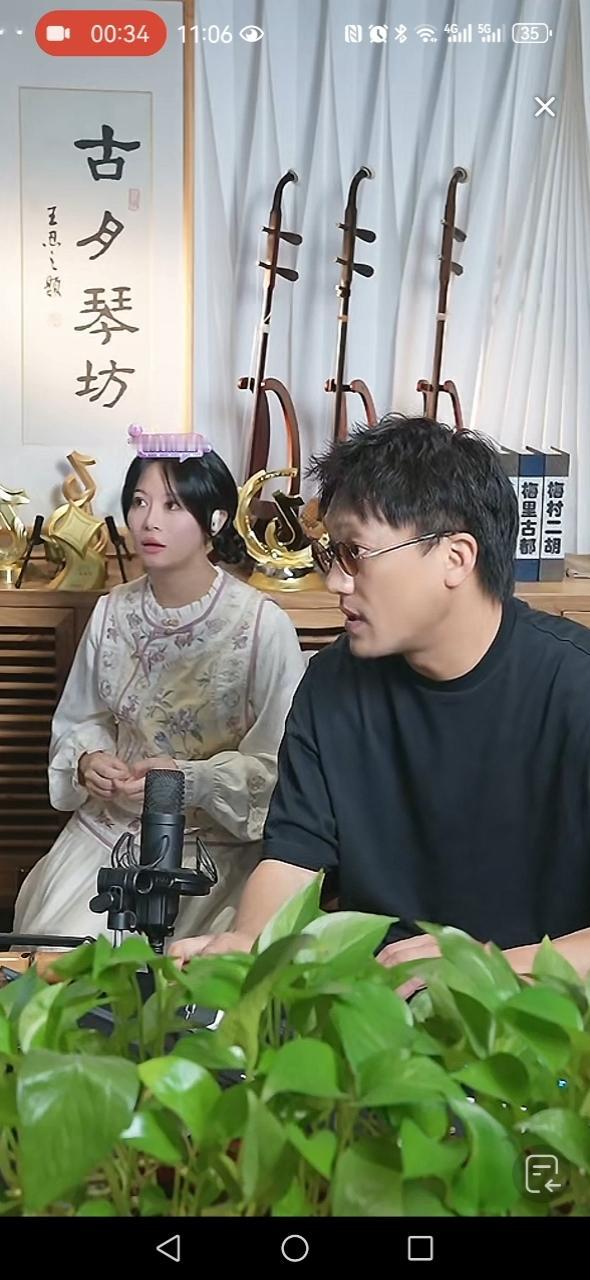 看了二饼昨天和大侠、庄妮、水蜜桃等主播的连麦，说句最真实的观众体感：
 
二饼其