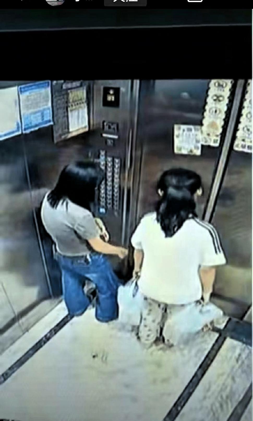 “缺德到家了！”安徽一对母女在小区搭电梯回家，电梯上到31楼，当电梯门打开时，女